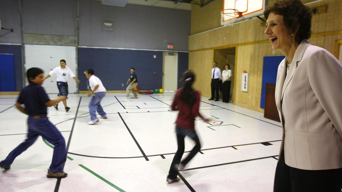
Texas Comptroller Susan Combs (right) visited Rosemont 6th Grade School in 2008 to see results of Texas Fitness Now grants. 
