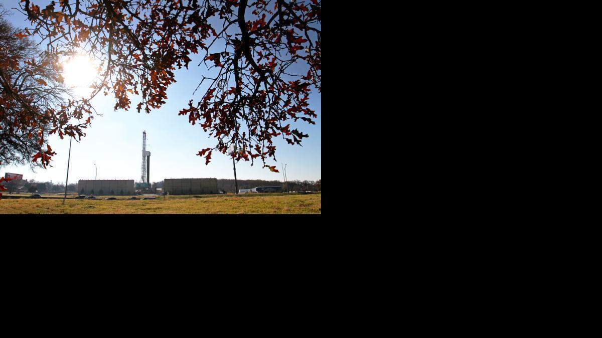 
A Vantage Energy natural gas rig works during late December 2013 in southwest Arlington just south of Interstate 20.
