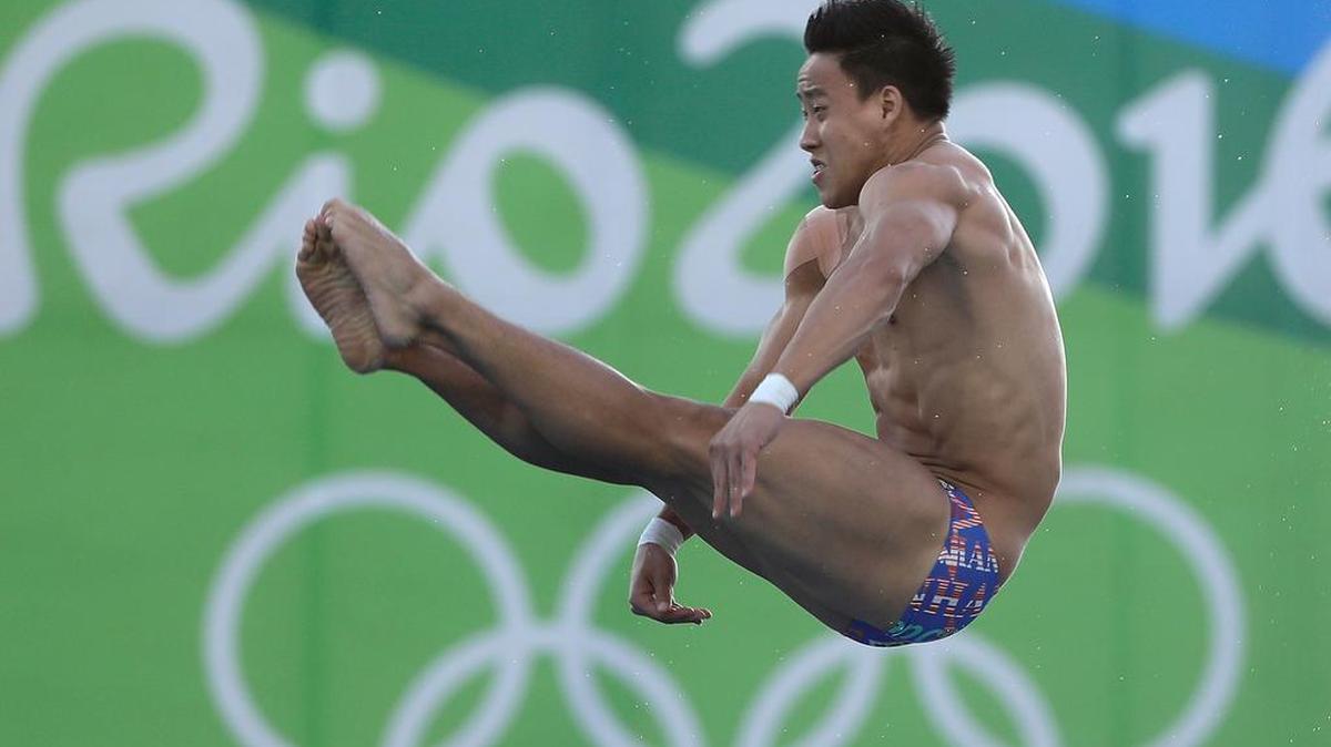 Malaysia’s Ooi Tze Liang competes in the men’s 10-meter platform diving event Friday at the 2016 Summer Olympics.