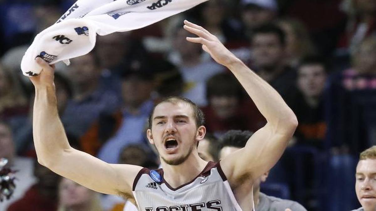 Texas A&M guard Alex Caruso (21) cheers on the bench in the second half against Green Bay in the NCAA Tournament on Friday. Texas A&M plays Northern Iowa at 6:40 p.m. Sunday on truTV.