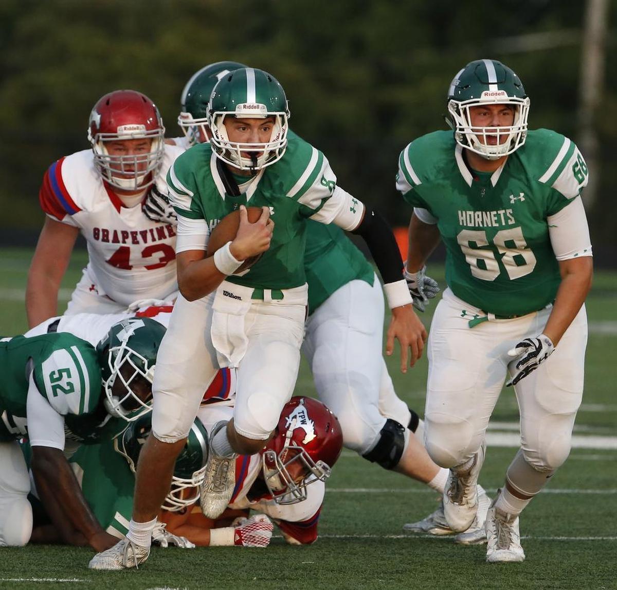 Azle quarterback Ken Seals keeps the ball in the first quarter against Grapevine in 2016.