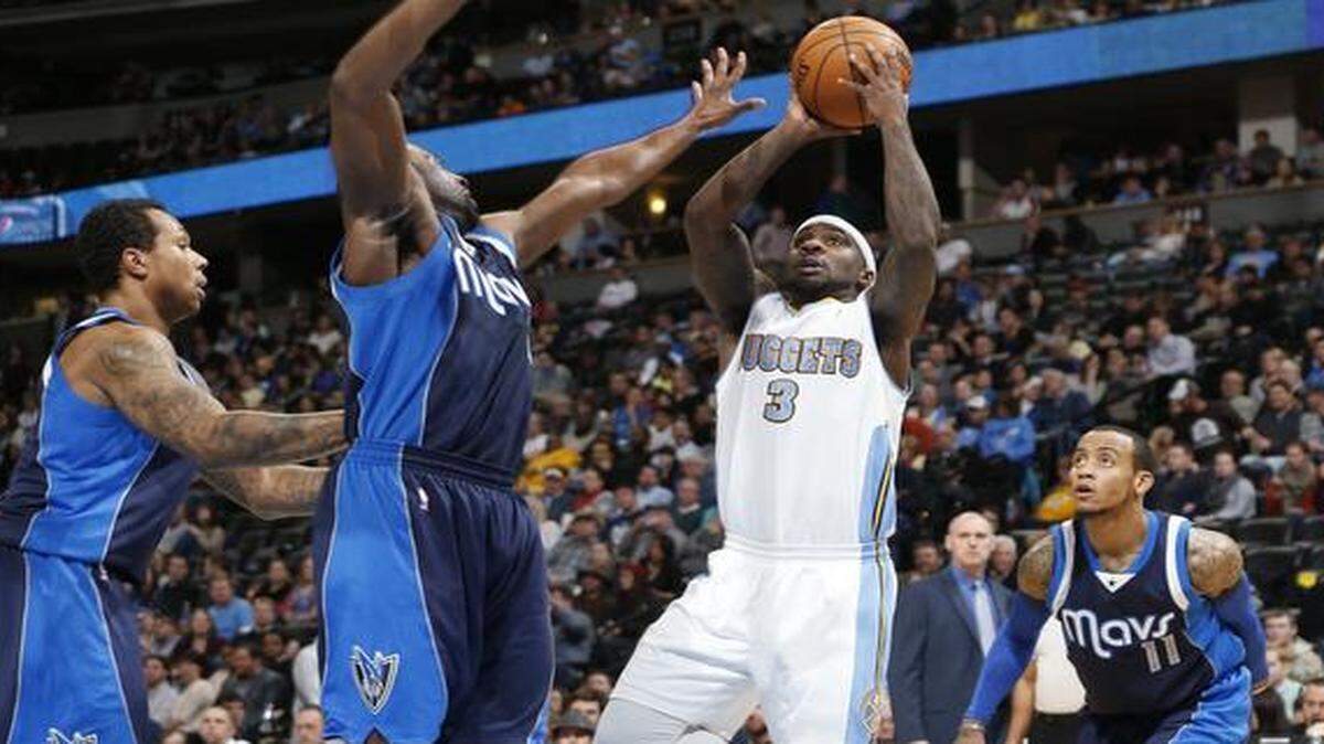 
Nuggets guard Ty Lawson, shooting against Mavs defenders Greg Smith, left, and Raymond Felton, had 29 points and 12 assists when the Nuggets defeated the Mavs 114-107 in Denver on Jan. 14. Dallas is 1-1 against Denver this season entering Friday’s matchup.


