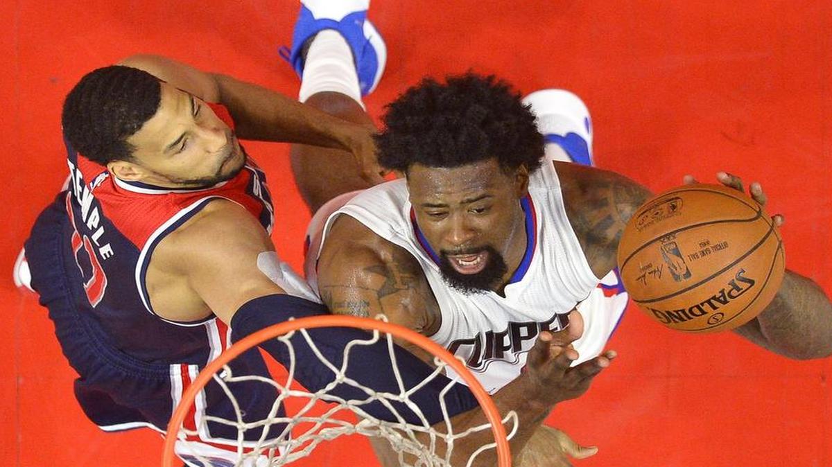 Los Angeles Clippers center DeAndre Jordan, right, shoots as Washington Wizards guard Garrett Temple defends. Jordan and the Clippers play host to the Mavericks at 2:30 p.m. Sunday on KTXA/Channel 21.