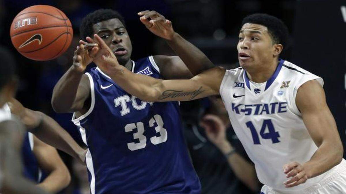 
Kansas State guard Justin Edwards (14) steals the ball from TCU forward Chris Washburn (33) during the first half of an NCAA college basketball game in Manhattan, Kan., Wednesday, Jan. 7, 2015. 
