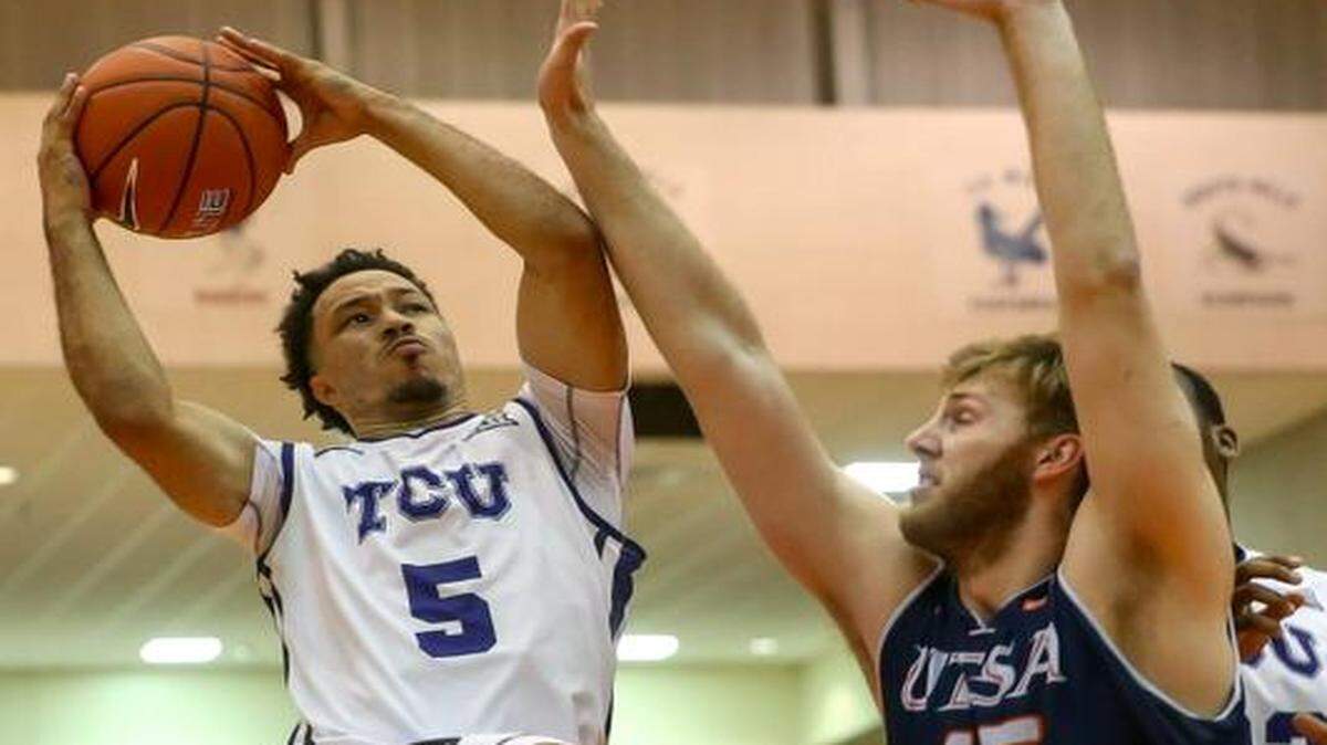 
TCU guard Kyan Anderson, left, scored 16 points and had nine assists to lead the Horned Frogs past Kaj-Bjorn Sherman and UT San Antonio.
