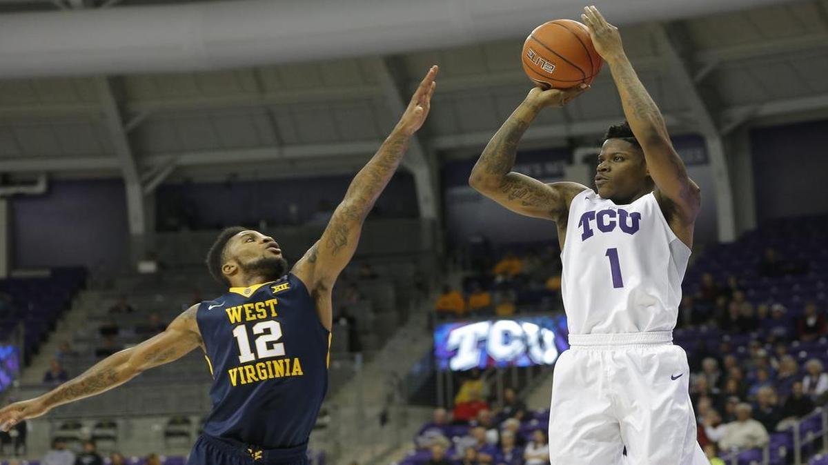 Chauncey Collins, right, scored 20 points against Tarik Phillip and West Virginia.