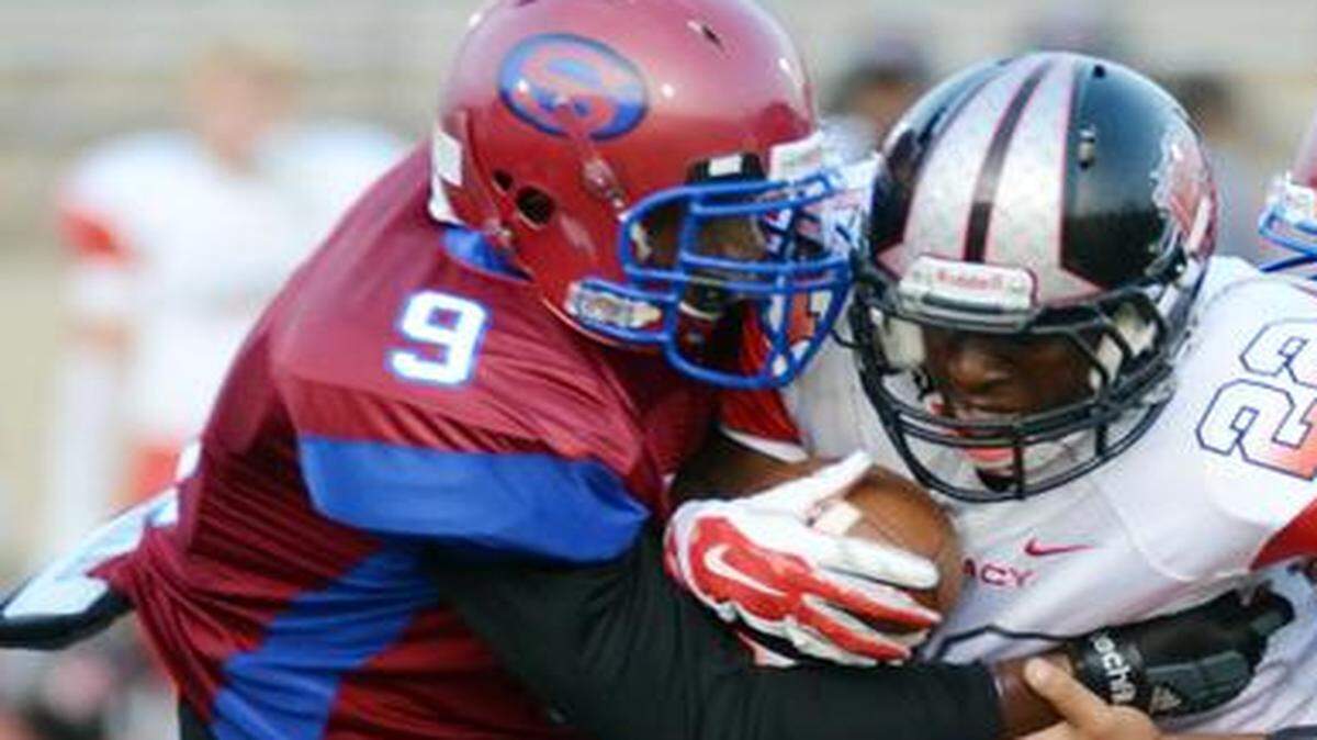 
Southwest’s Semaj Thomas, left, tackling Mansfield Legacy’s Rodney Mitchell, is one of three linebackers in TCU’s recruiting class.
