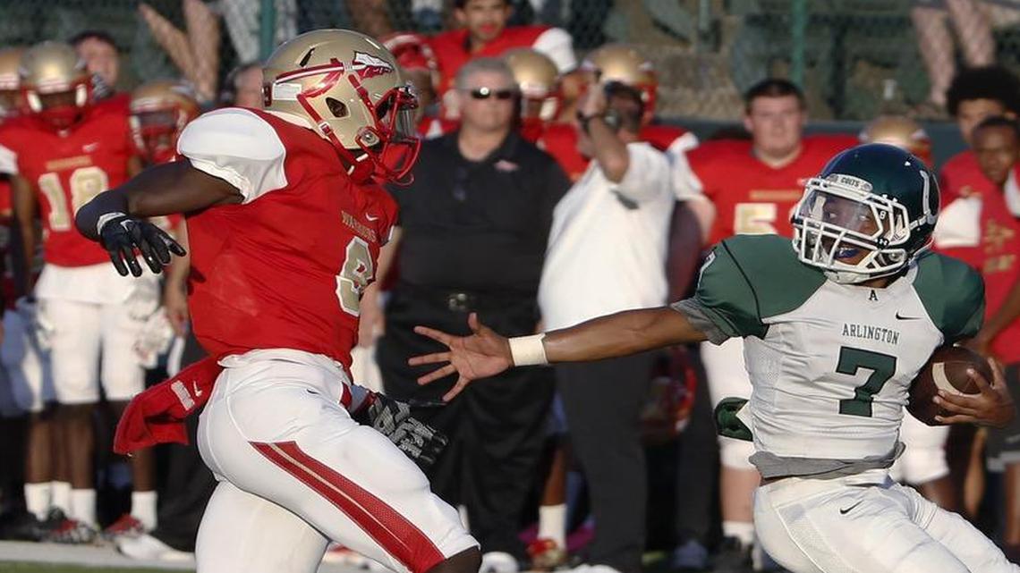 South Grand Prairie safety Atanza Vongor, left, closes in on Arlington receiver D’Montae Davis during a high school in 2016. Vongor, who will be a senior this fall, has said he has committed to sign with TCU in the 2018 recruiting class.