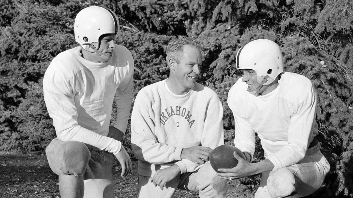 Oklahoma coach Bud Wilkinson, center, quarterback Gene Calame, right, and center Gene Mears, edged TCU 21-16 in 1954.
