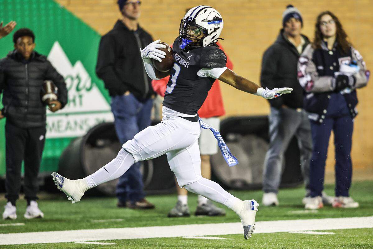 North Crowley running back G’Yrell Smith high-steps into the end zone for a touchdown against Allen during the Class 6A Division I regional final Friday.