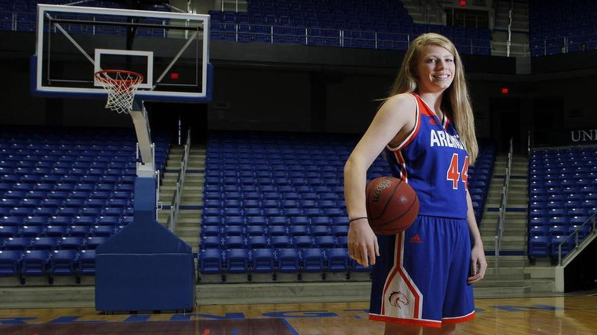 UTA junior center Rebekah VanDijk scored a team-high 16 points Sunday to spark the Mavericks over Texas A&M-Commerce.