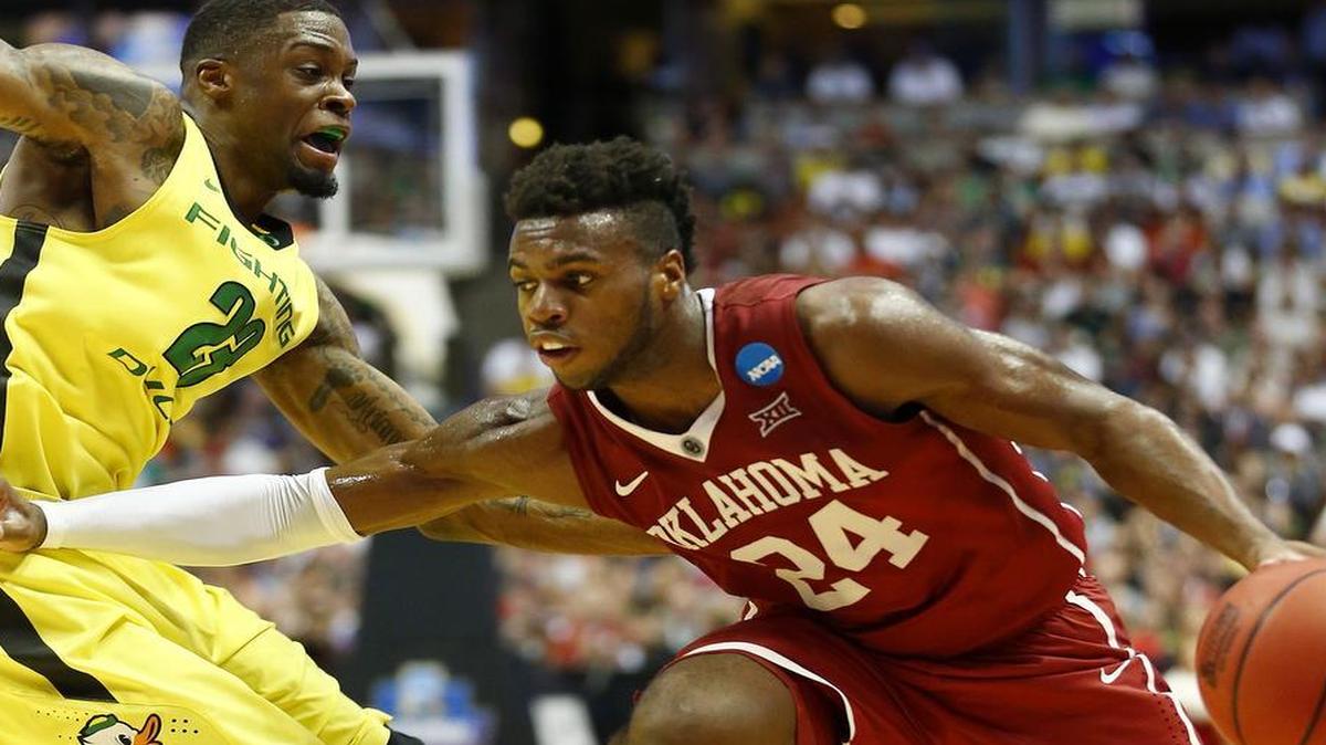 Oklahoma’s Buddy Hield, right, drives to the basket against Oregon’s Elgin Cook during the first half in the West Regional finals. Hield scored 37 points as Oklahoma advanced 80-68.