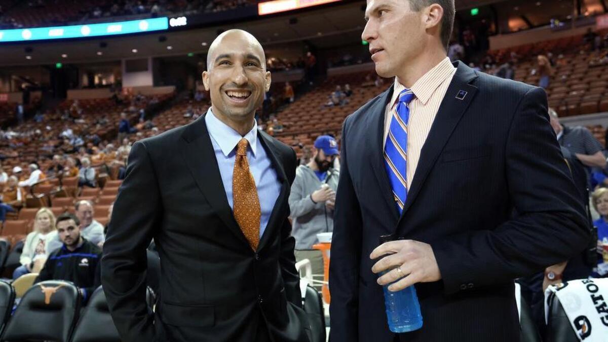 Texas coach Shaka Smart, left, and UT Arlington’s Scott Cross visit before the Mavericks’ victory in Austin last season.