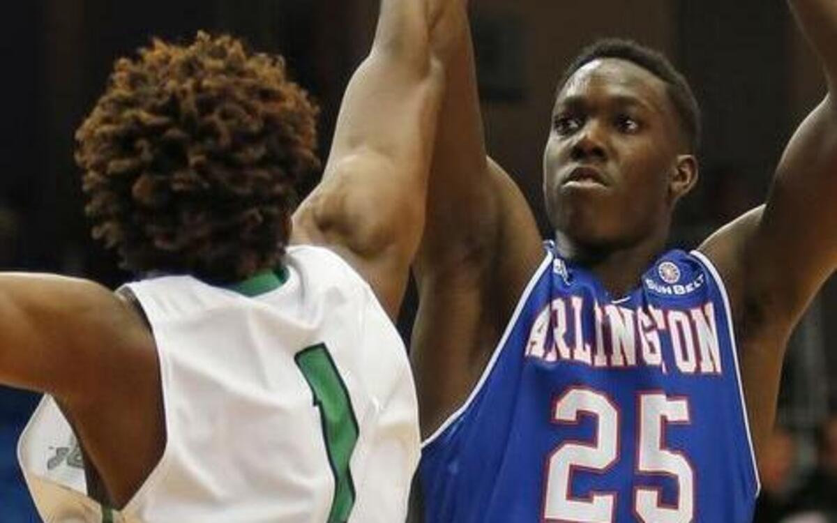 Kevin Hervey, right, scored 18 points to lead four UT Arlington players in double figures.