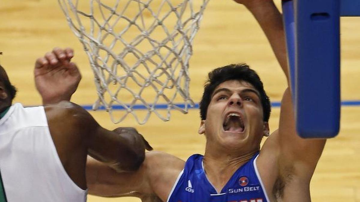 UTA forward Jorge Bilbao, pictured earlier this season, had 18 points and 11 rebounds Saturday night in the Mavericks’ loss to Louisiana-Monroe.