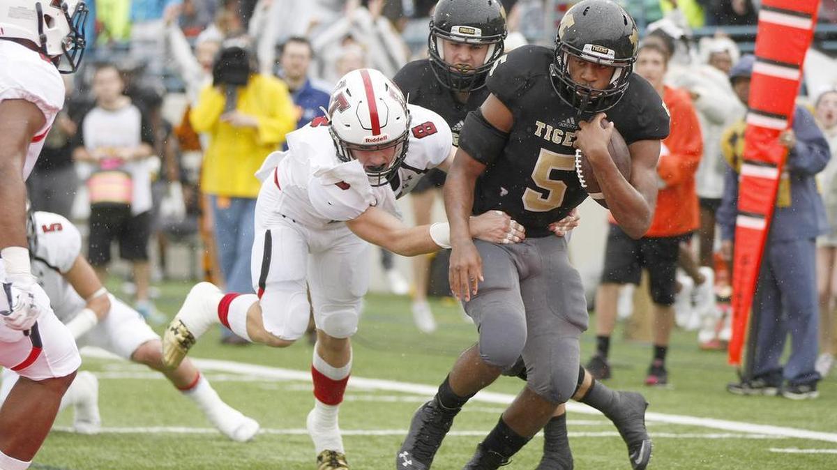 Mansfield running back Kennedy Brooks (5), scores on a 9-yard run in the first quarter. Brooks scored in every game this season, including twice Saturday in Waco.