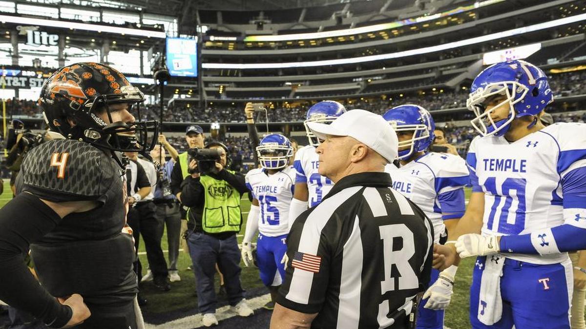 Aledo High School quarterback Luke Bishop (4) and Temple High School quarterback Chad President (10) await the coin toss before the Class 5A Division I high school football championship game at AT&T Stadium in Arlington on Saturday, Dec. 20, 2014.