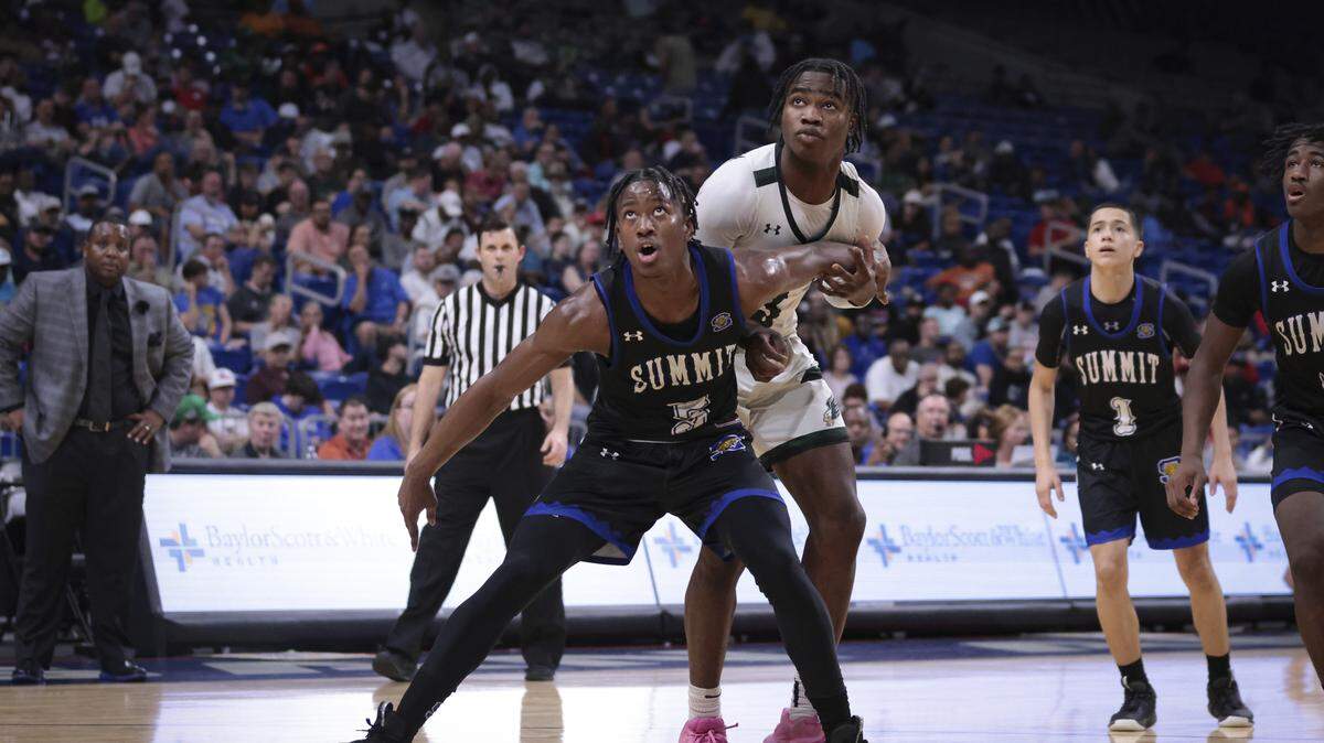 Mansfield Summit’s David Terrell blocks out Killeen Ellison’s Ademola Oladipo in the Class 5A state semifinals on Thursday, March 9, 2023 at the Alamodome in San Antonio, Texas.