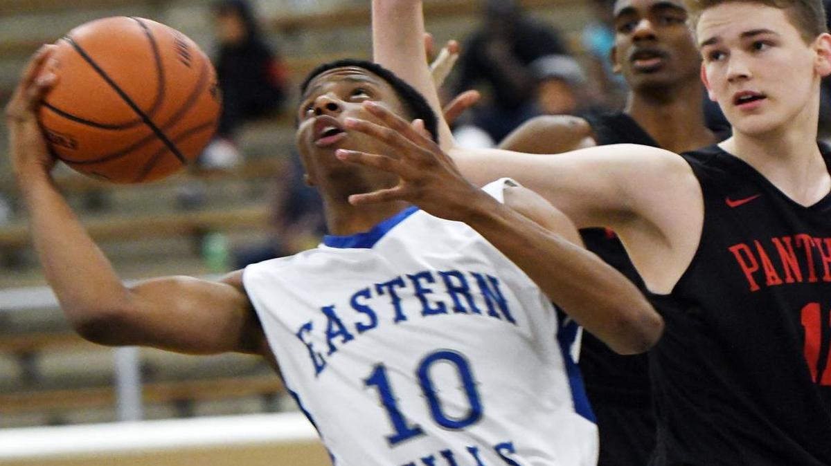 Eastern Hills' Miguel Encarnacion (10) goes up for the basket past Colleyville Heritage's Logan Kari in the first period of Saturday's January 16, 2017 basketball game.