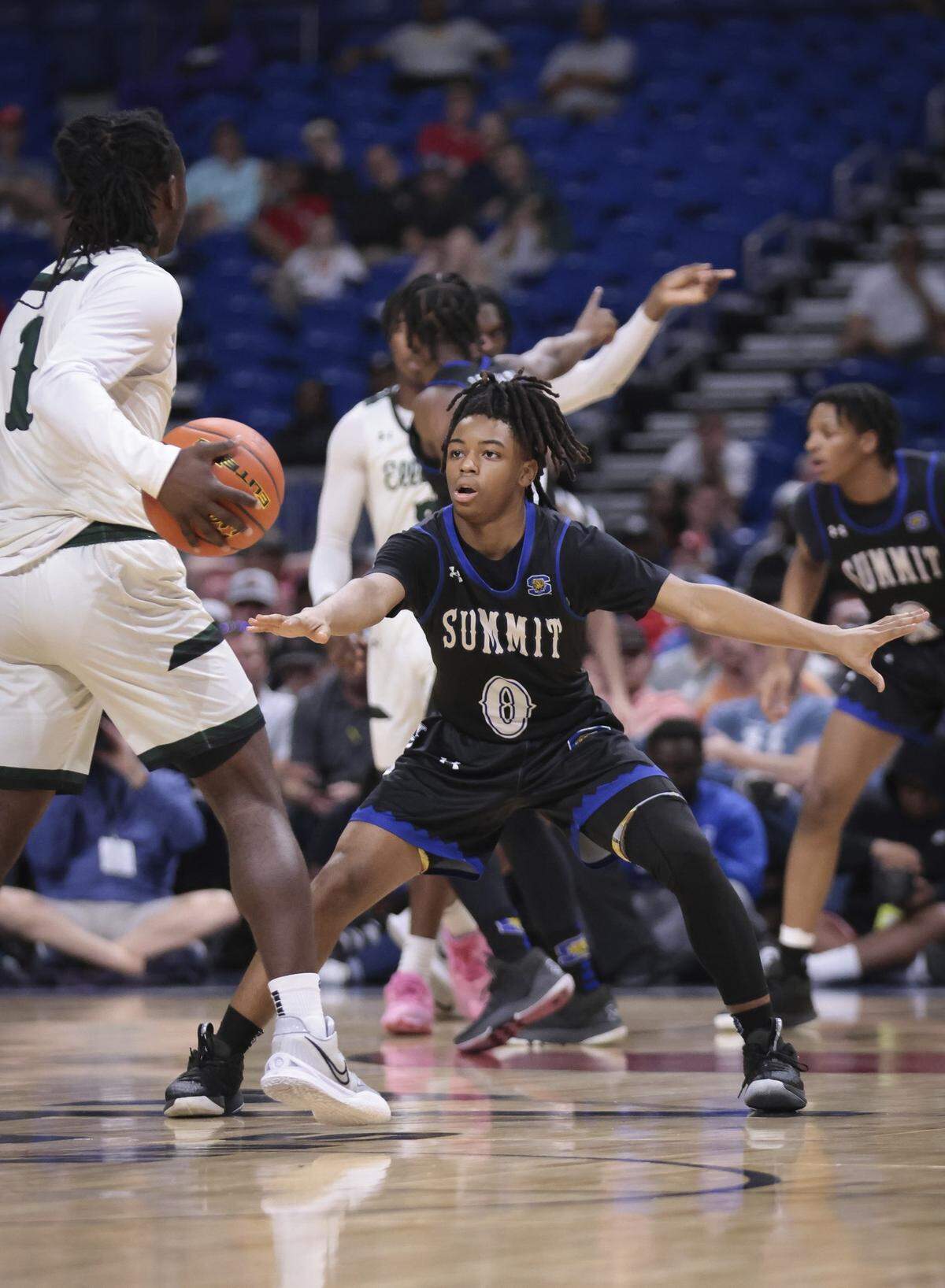 Mansfield Summit’s Derrick Brown guards Killeen Ellison’s Jamyron Keller in a Class 5A state semifinal on Thursday, March 9, 2023 at the Alamodome in San Antonio, Texas.