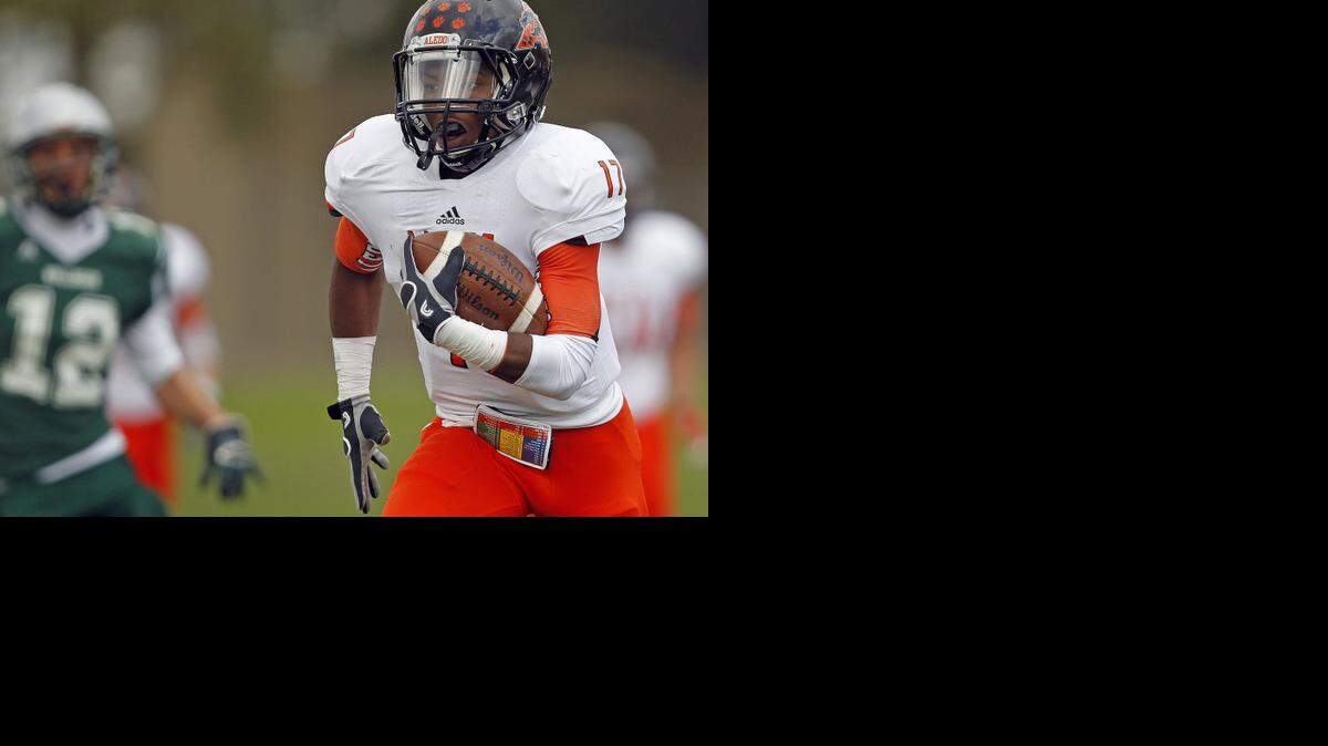 
Ryan Newsome scored 26 touchdowns his junior season, seven of which came on punt returns, including this one against Fort Worth Trimble Tech. (Star-Telegram/Ron Jenkins)
