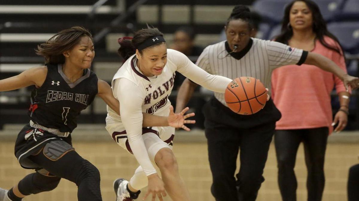 Mansfield Timberview Wolves guard Chennedy Carter (15) drives against Cedar Hill guard Dajinae McCarty (1), Dec. 29, 2016.