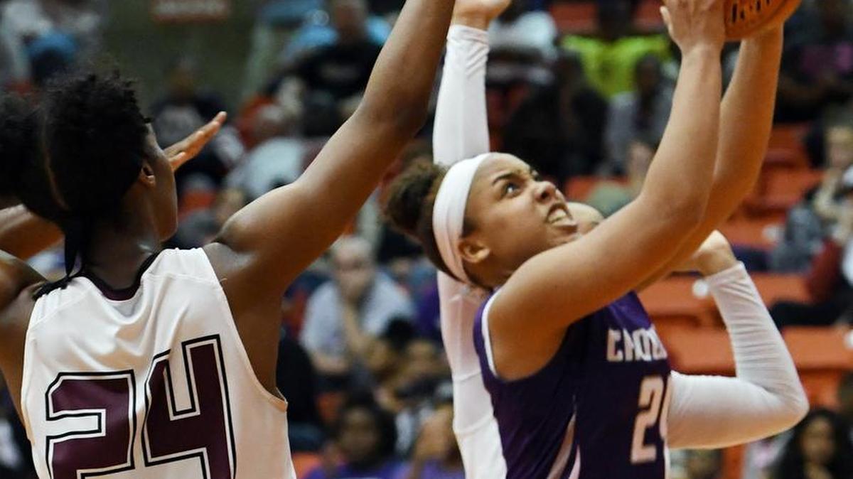 Crowley’s Taelour Pruitt, center, draws coverage from Timberview’s Taylah Thomas (24) and Chennedy Carter in a 2017 playoff game.