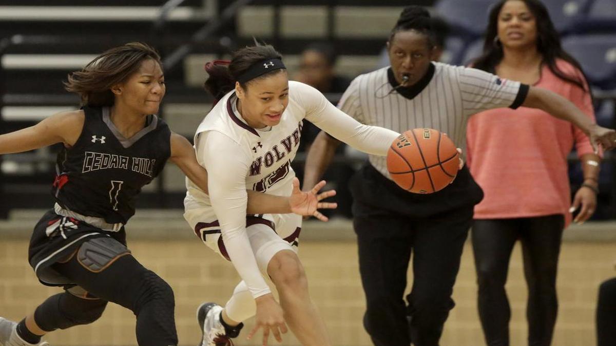 Mansfield Timberview guard Chennedy Carter (15) drives against Cedar Hill’s Dajinae McCarty (1) in the second half in the Mansfield Spring Creek Invitational, Dec. 29, 2016.