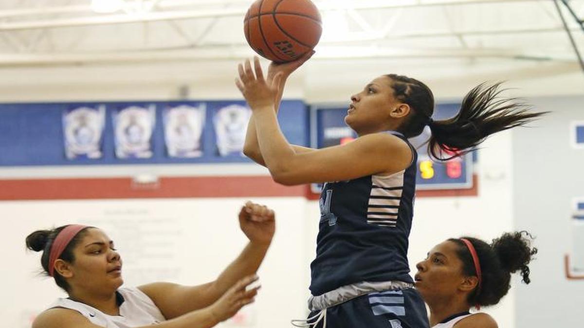 Bell’s Lexi Gordon shoots over Porscha Miseles-Huff of Richland during Tuesday’s game.