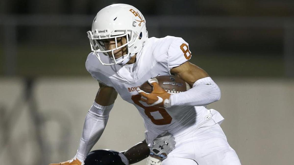 Arlington Bowie wide receiver Braydon Johnson (8) fights off a tackle from Arlington Martin’s Montrell Smith (13), Sept. 23, 2016.