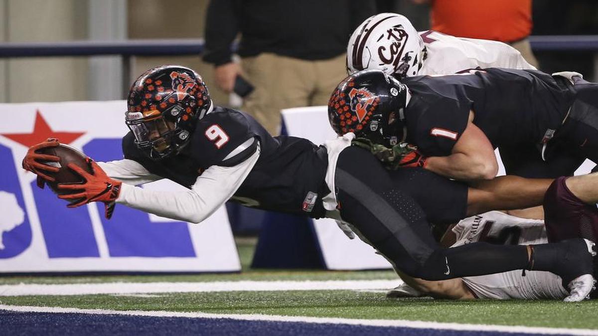 Aledo’s Jase McClellan (9) stretches for the goal line to score against Calallen in the 5A Division II State Championship Game at AT&T Stadium, Friday, December 16, 2016.