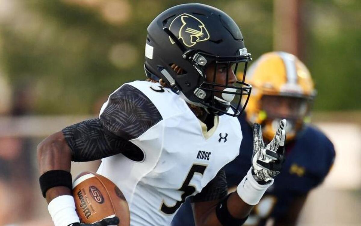 Fossil Ridge wideout Stefan Cobbs (5) breaks into the open field against Arlington Lamar, Sept. 1, 2017.