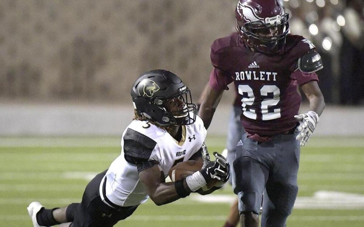 Fossil Ridge wide receiver Stefan Cobbs Jr. (5) lays out for the catch against Rowlett defensive back Emmitt Seals (22) during the second quarter.