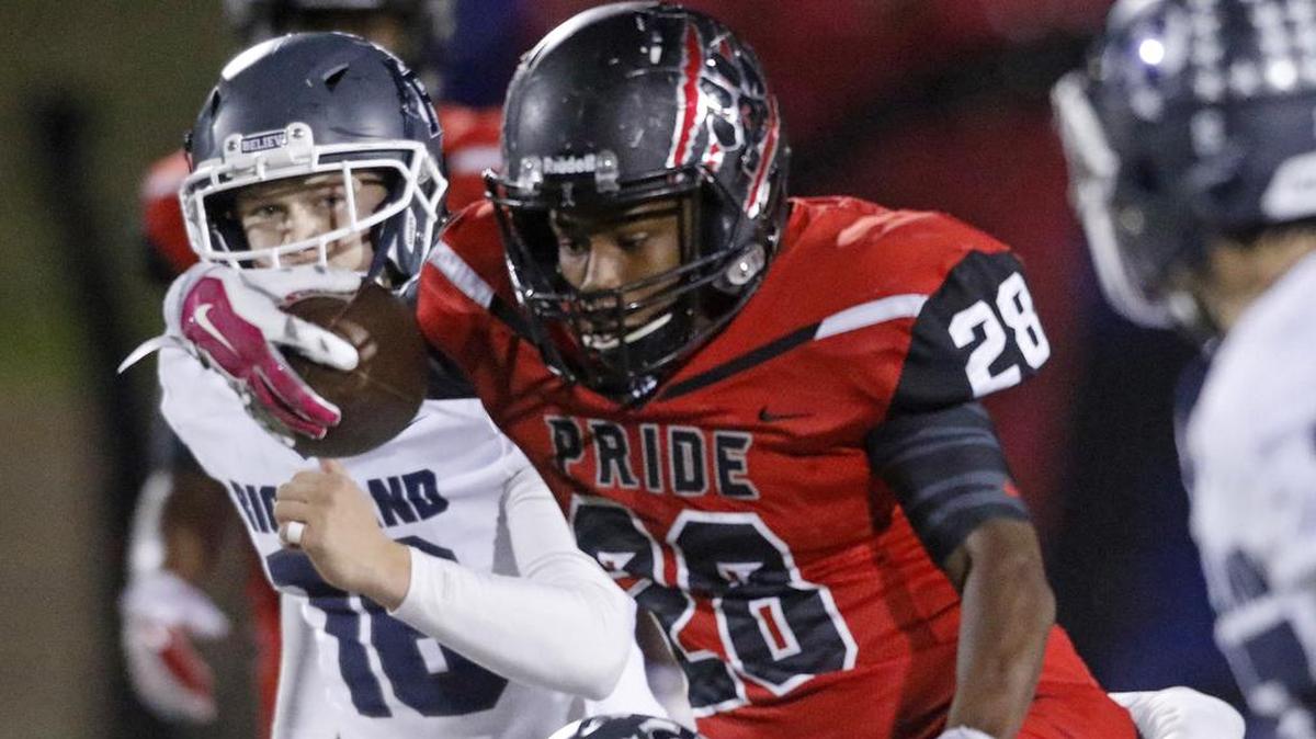 Colleyville Heritage running back Quiante Garner (28) had 131 yards and three touchdowns against Arlington Heights.