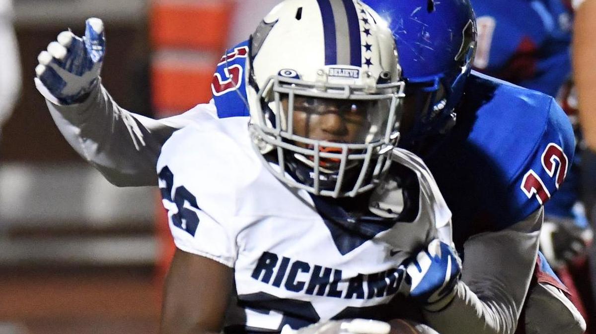 Richland’s Brandon Johnson (26) attempts to evade Southwest’s Tony Collins in the second quarter.