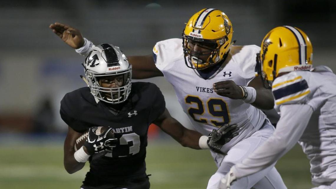 Arlington Lamar defensive lineman Bobby Brown (29) closes in on Arlington Martin running back Montrell Smith (13), Nov. 9, 2017. Brown is committed to Alabama.