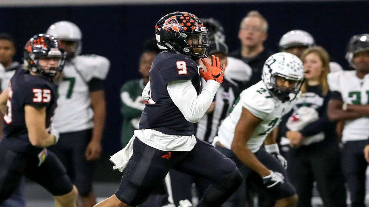 Aledo running back Jase McClellan (9) runs against Mesquite Poteet during the first half of the 5A Division II State Semi-Finals, December 9, 2016.