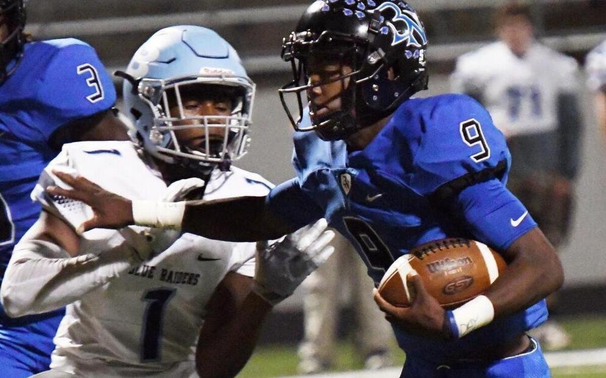 Nelson’s Bryson Davis, right, rushed for 160 yards and three touchdowns against L.D. Bell and Devunte Dawson.