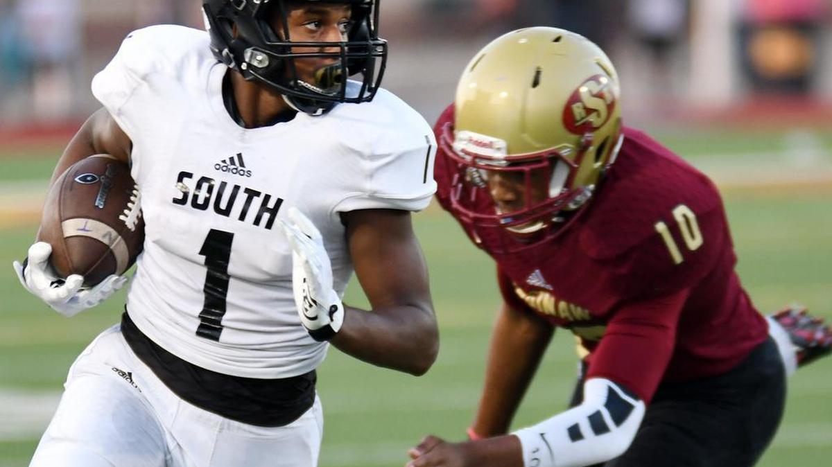 South Hills’ Trey Jones, left gets away from Saginaw’s Isaiah Bowen after a catch during the first quarter.