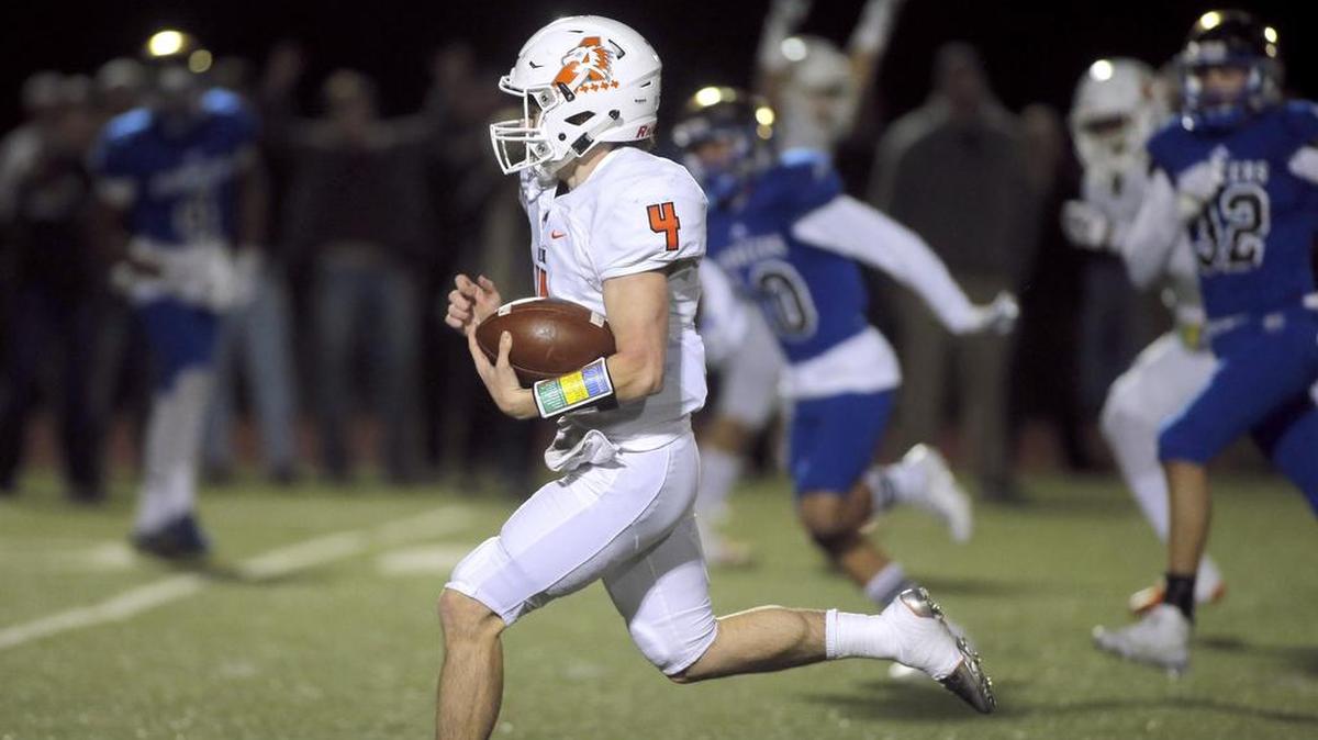 Aledo quarterback Jake Bishop runs for a touchdown in first quarter. His score late in the game sealed the Bearcats’ win over previously unbeaten Saginaw Boswell.