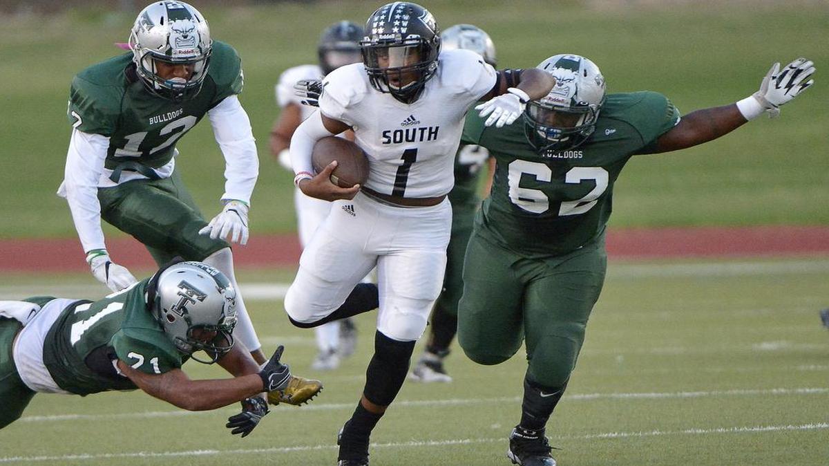 South Hills quarterback Trey Jones (1) scrambles from the Trimble Tech Bulldogs' defense on Sept. 22, 2016.