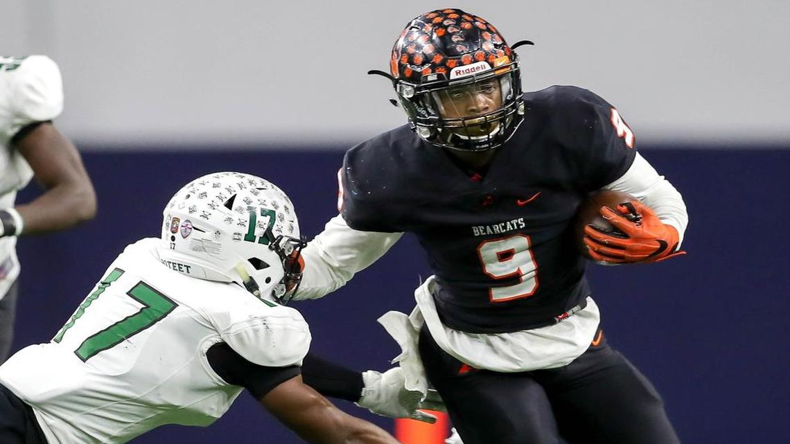 Aledo running back Jase McClellan (9) evades Mesquite Poteet cornerback Isaiah Eiland (17) during the first half of the 5A Division II state semifinal, Dec. 9, 2016