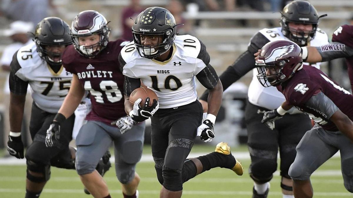 Fossil Ridge running back Colione Evans (10) breaks free for a first-quarter dash against Rowlett.