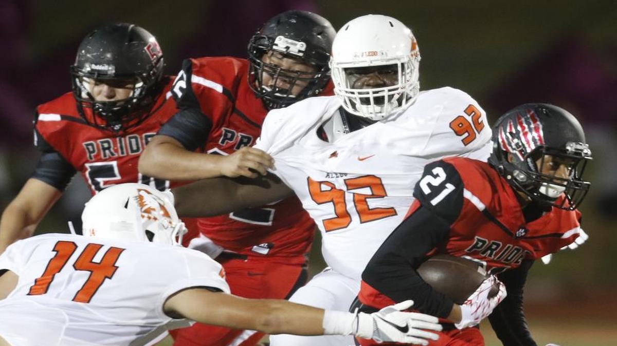 Colleyville Heritage wide receiver Kam Brown and Aledo’s James Williams (92) met in last year’s season-opener.