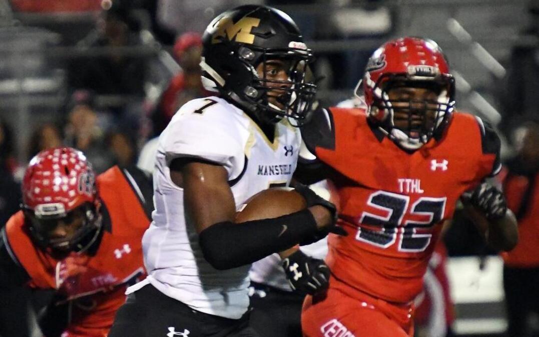 Mansifield’s Paulson Adebo (7) returns a kickoff in the playoffs against Cedar Hill’s Undrae Knox (32), Nov. 25, 2016.