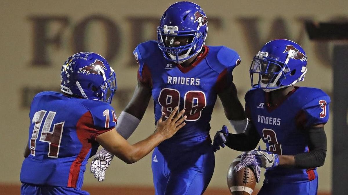 Southwest players Octavio Martinez (14), Nnamdi Adim-Madumere and Daquinn Sullivan (3) celebrate a touchdown in Week 7 action against YMLA.