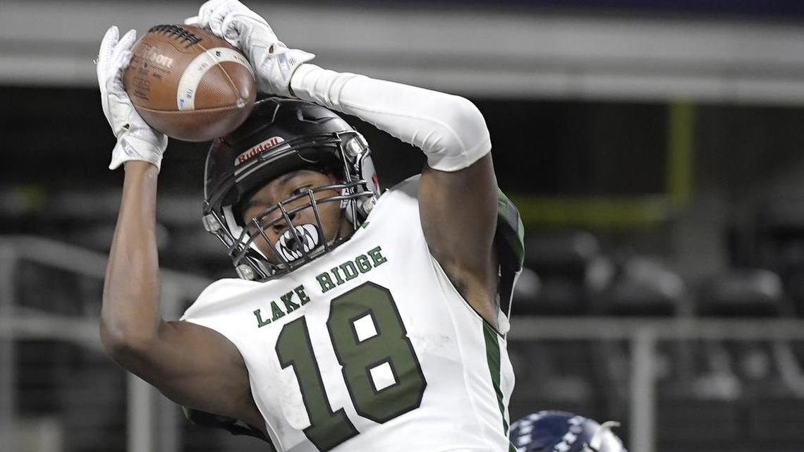 Lake Ridge wide receiver Malik Knowles (18) draws coverage from Highland Park cornerback Hudson Clark (14), Dec. 8, 2017.