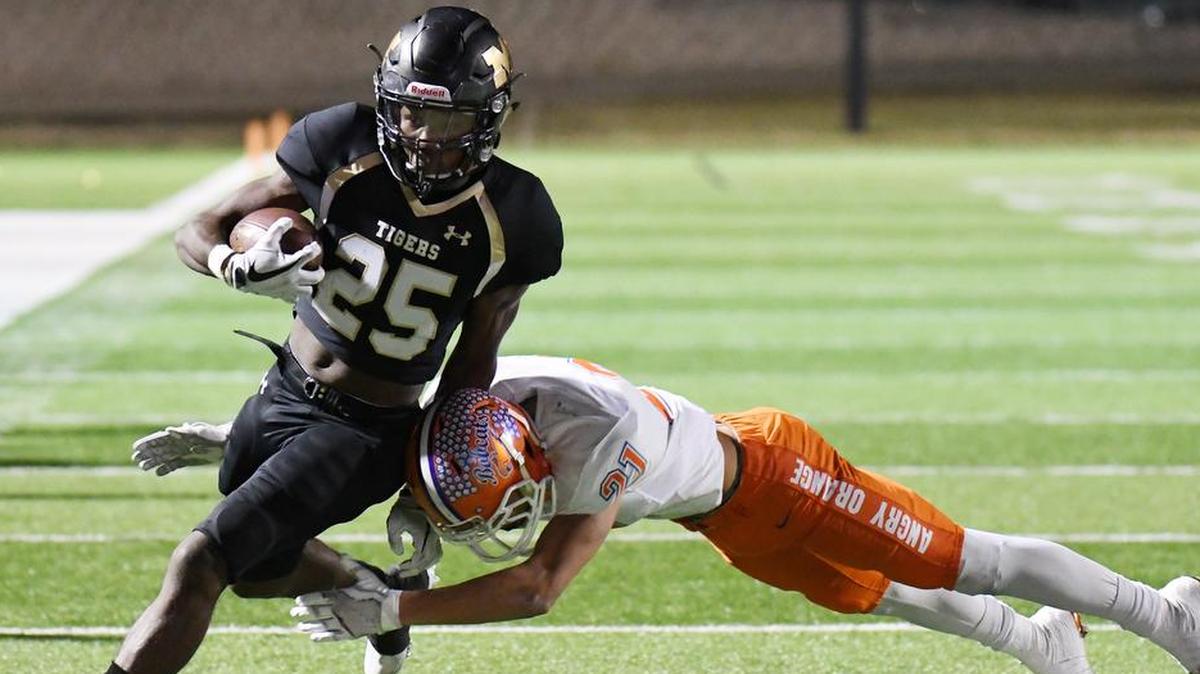 Mansfield running back Jaqulis Coleman (25) attempts to evade San Angelo Central’s Jakobe Green, Nov. 24, 2017.