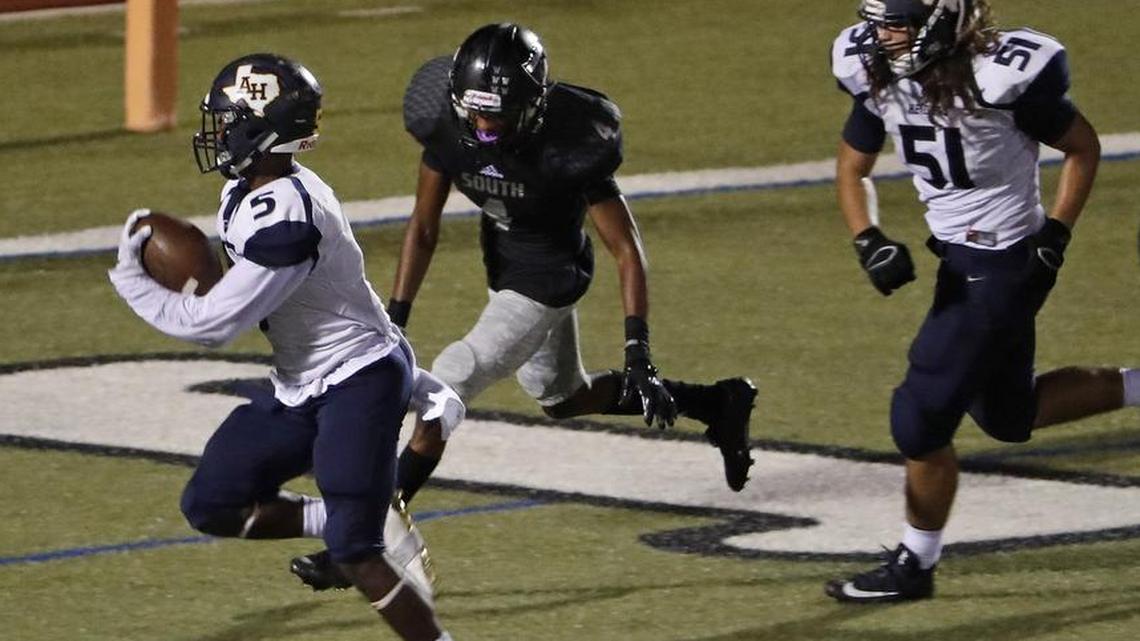 Arlington Heights running back Darius McCloud (5) crosses the goal line against South Hills, Oct. 13, 2017.