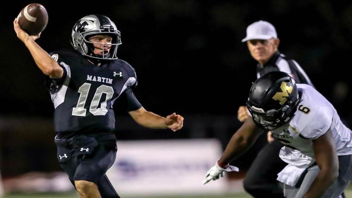 Arlington Martin quarterback Matt Cook (10) in action against Mansfield’s Eric Douglas, Oct. 7, 2016.